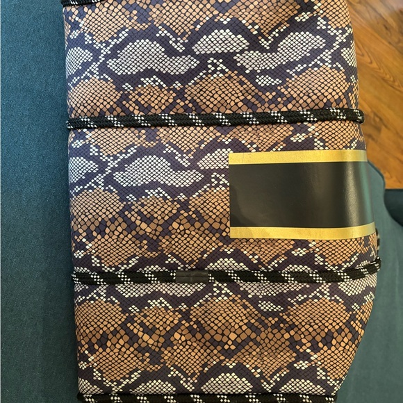 Excellent condition neoprene handbag with clutch/wallet. - Picture 6 of 6